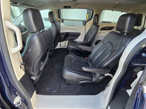 Used 2019 Chrysler Pacifica Touring-L FWD image 15