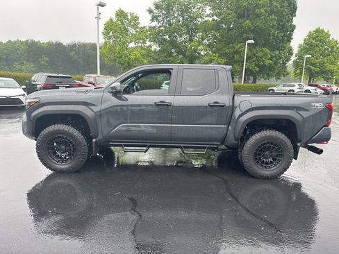 Used 2025 Toyota Tacoma TRD Off-Road AWD/4WD image 9