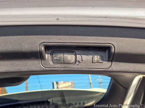 Used 2020 Ford Explorer Limited image 32