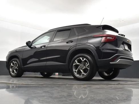 Used 2025 Chevrolet Trax LT FWD image 12