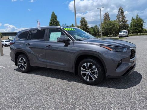 Certified 2024 Toyota Highlander XLE FWD image 2