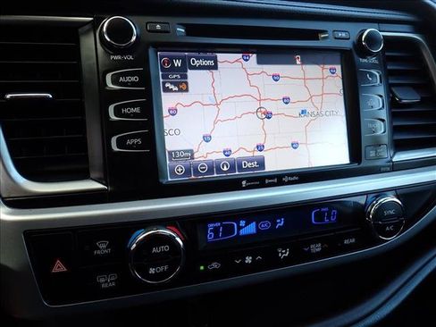 Used 2016 Toyota Highlander XLE w/ Four Season Floor Mat Package AWD/4WD image 26