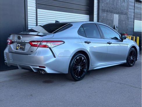 Used 2019 Toyota Camry SE image 3