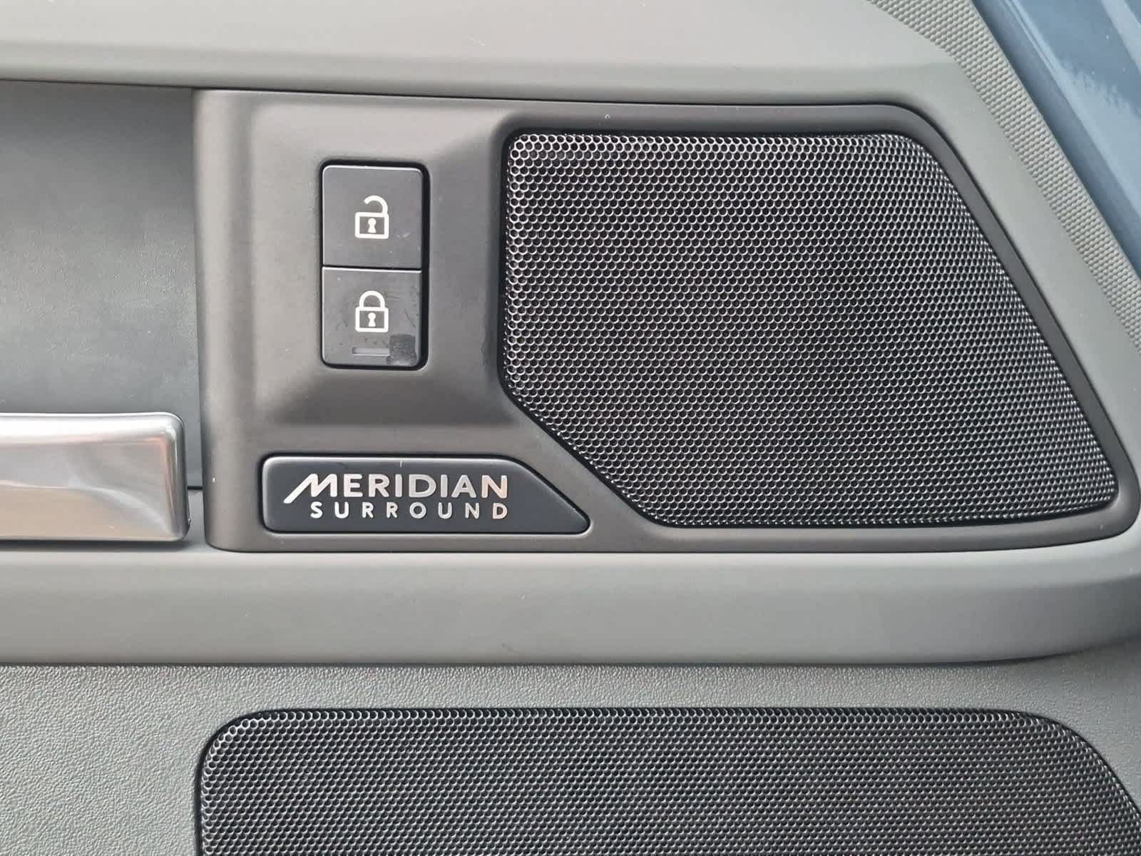 Certified 2025 Land Rover Defender 110 X-Dynamic SE AWD/4WD image 32