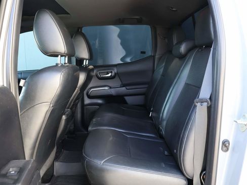 Used 2019 Toyota Tacoma TRD Sport image 10