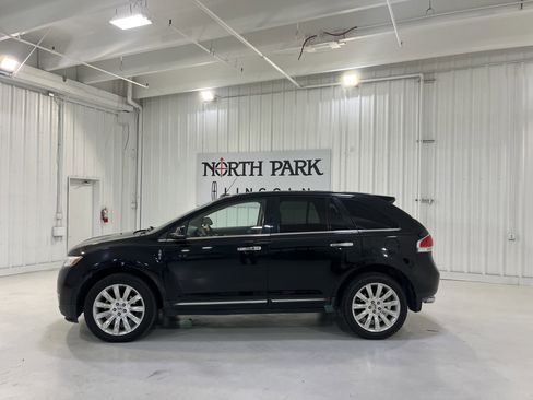 Used 2013 Lincoln MKX FWD image 2