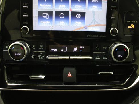 Used 2020 Toyota Highlander XLE AWD/4WD image 16