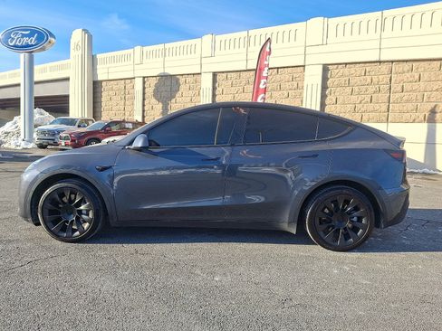 Used 2022 Tesla Model Y Long Range image 7