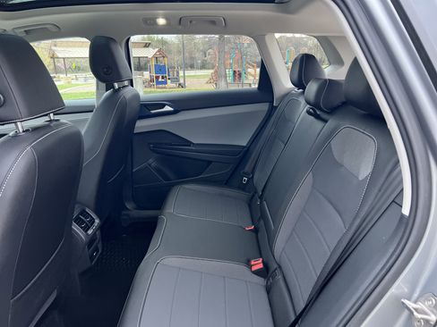 Used 2024 Volkswagen Taos SE image 25