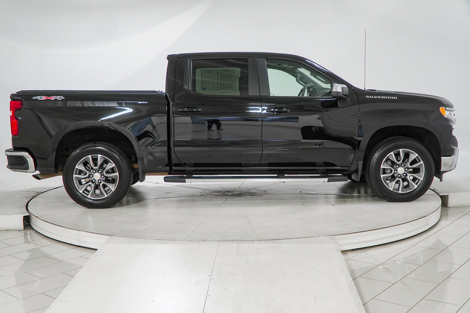 Used 2025 Chevrolet Silverado 1500 LT AWD/4WD image 14