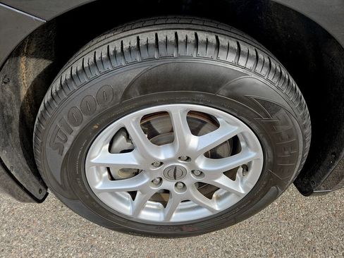 Used 2023 Chrysler Voyager LX image 35