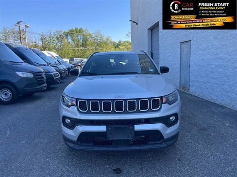 Used 2024 Jeep Compass Latitude AWD/4WD image 3