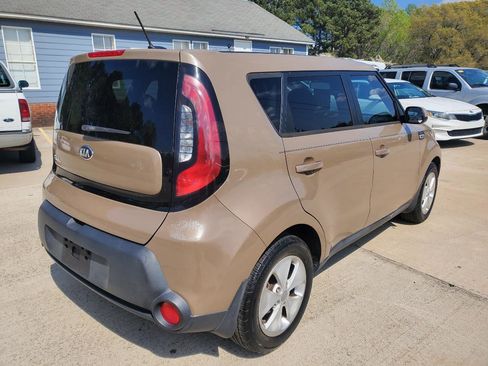 Used 2016 Kia Soul + image 9