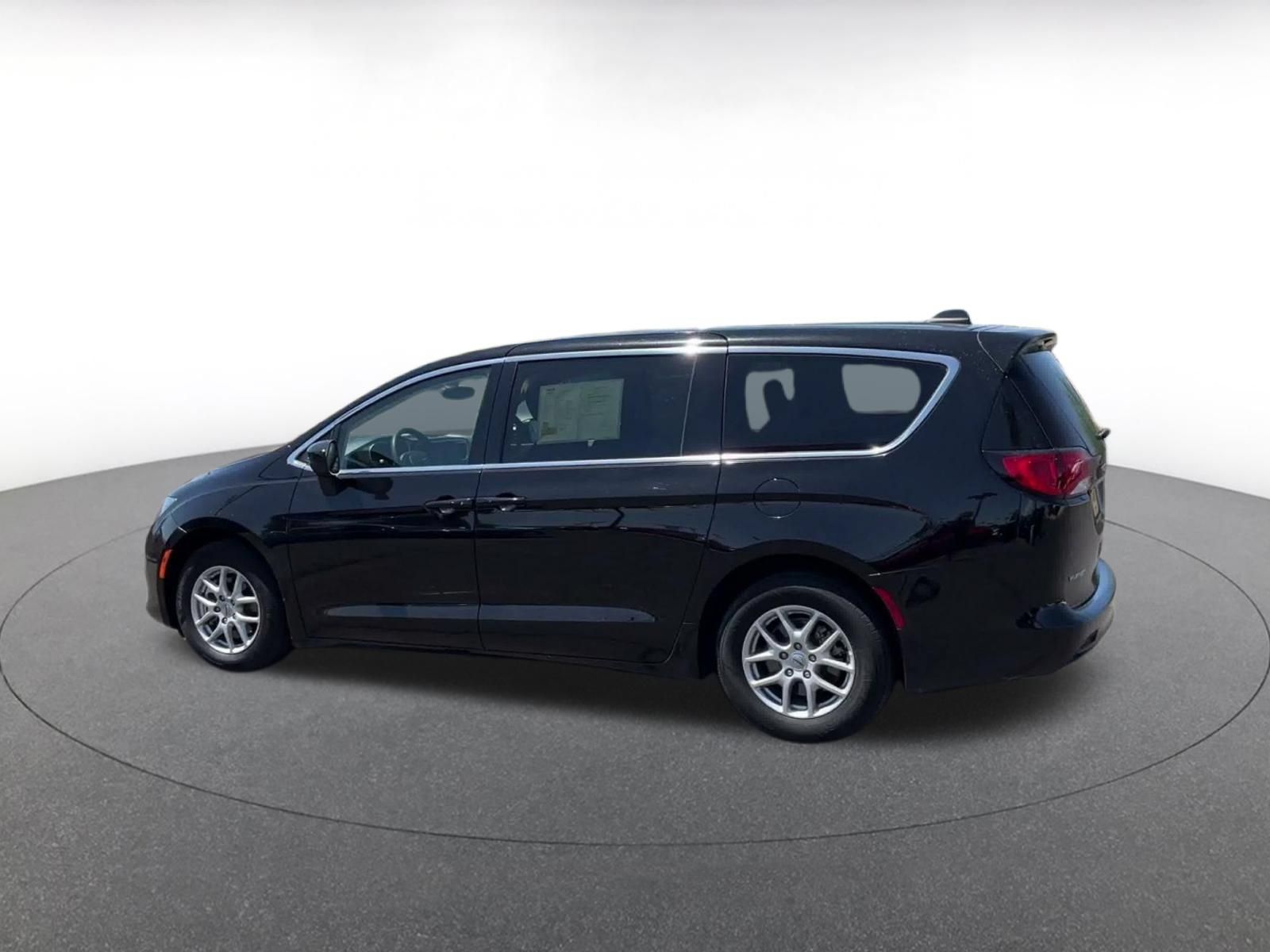 Used 2024 Chrysler Voyager LX FWD image 9