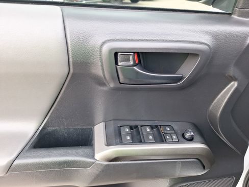 Used 2022 Toyota Tacoma SR5 RWD image 17