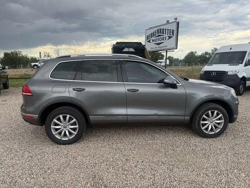 Used 2016 Volkswagen Touareg Sport AWD/4WD image 11