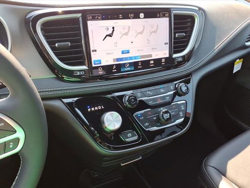 New 2027 Chrysler Pacifica Select FWD image 26
