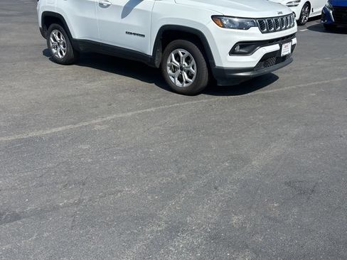 Used 2025 Jeep Compass Latitude w/ Sun & Sound Group AWD/4WD image 5