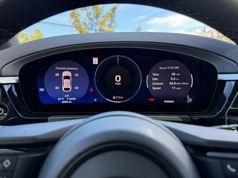 Used 2025 Porsche Macan 4 Electric image 16