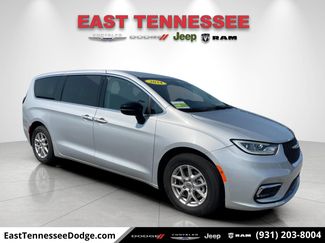 Used 2024 Chrysler Pacifica Touring-L FWD video 1