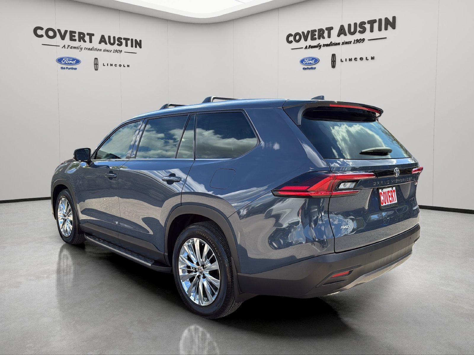 Used 2025 Toyota Grand Highlander AWD image 3