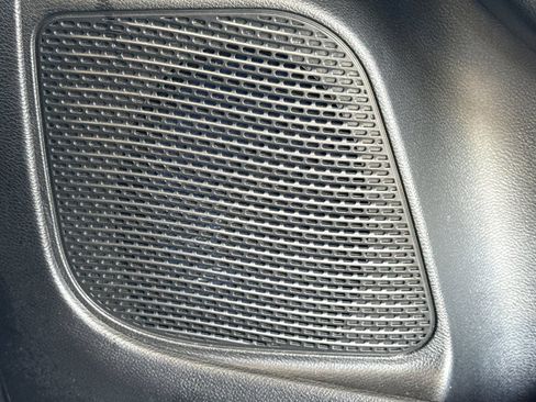Used 2025 Chrysler Pacifica Limited FWD image 27