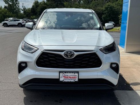 Used 2022 Toyota Highlander LE AWD/4WD image 9