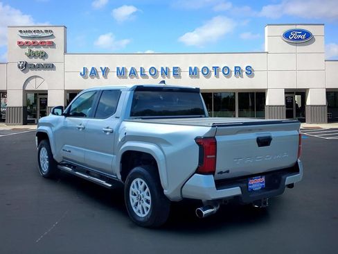 Used 2025 Toyota Tacoma SR5 AWD/4WD image 5