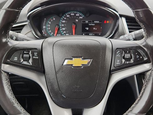Used 2022 Chevrolet Trax LT w/ LT Convenience Package image 19