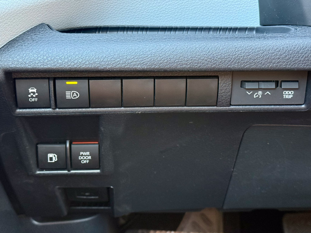 Used 2025 Toyota Sienna LE FWD image 27