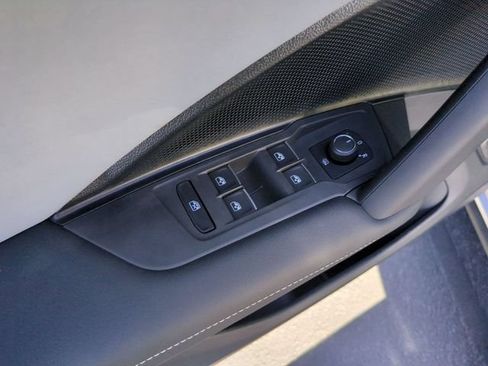Used 2025 Volkswagen Tiguan SE AWD/4WD image 14