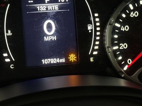 Used 2015 Jeep Renegade Latitude AWD/4WD image 32