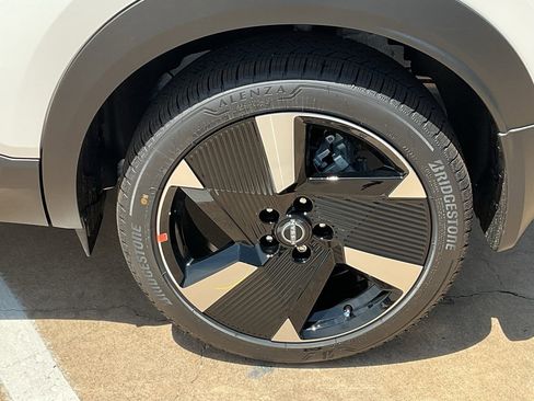 New 2025 Nissan Kicks SR image 8