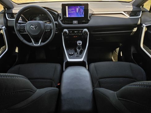 Used 2023 Toyota RAV4 SE image 30