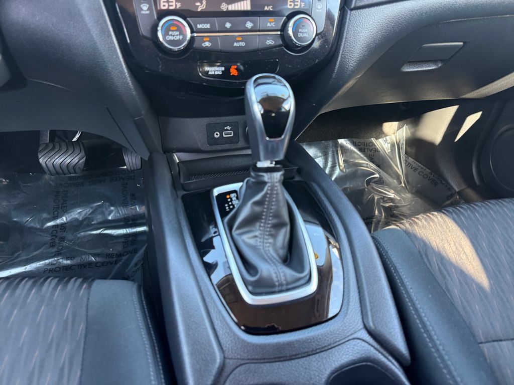 Used 2018 Nissan Rogue SV AWD/4WD image 13