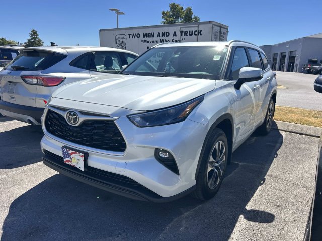 Used 2023 Toyota Highlander XLE AWD/4WD image 1
