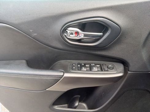 Used 2019 Jeep Cherokee Latitude w/ Cold Weather Group image 15