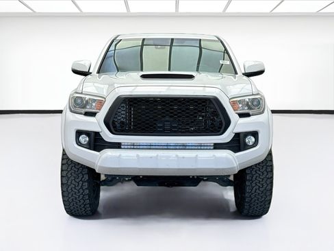Used 2019 Toyota Tacoma TRD Sport w/ TRD Premium Sport Package RWD image 2