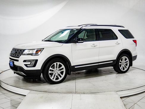 Used 2017 Ford Explorer XLT w/ Equipment Group 202A AWD/4WD image 3