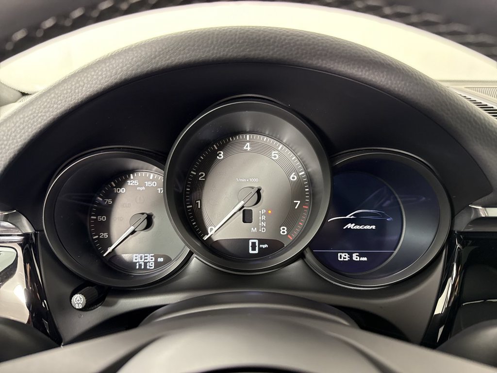 Certified 2025 Porsche Macan AWD/4WD image 37