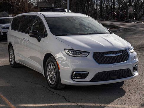 New 2026 Chrysler Pacifica Select image 3