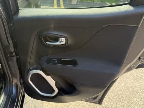Used 2018 Jeep Renegade Latitude FWD image 28