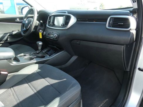 Used 2019 Kia Sorento FWD V6 image 14