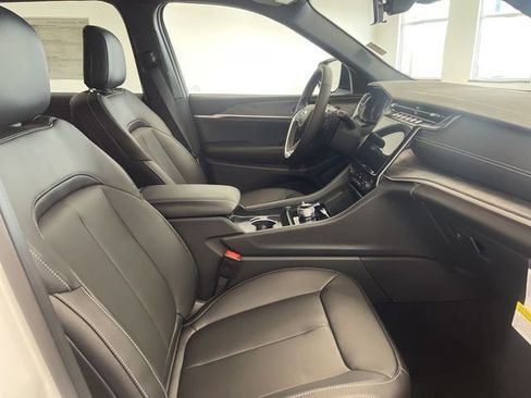 New 2025 Jeep Grand Cherokee L Limited w/ Black Appearance Package image 31