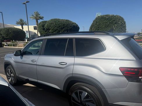 Used 2024 Volkswagen Atlas SE w/ Panoramic Sunroof Package FWD image 4