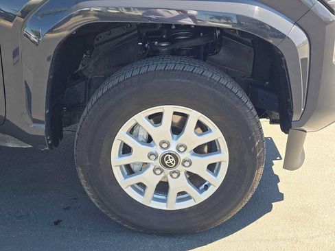 Certified 2025 Toyota Tacoma SR5 AWD/4WD image 9