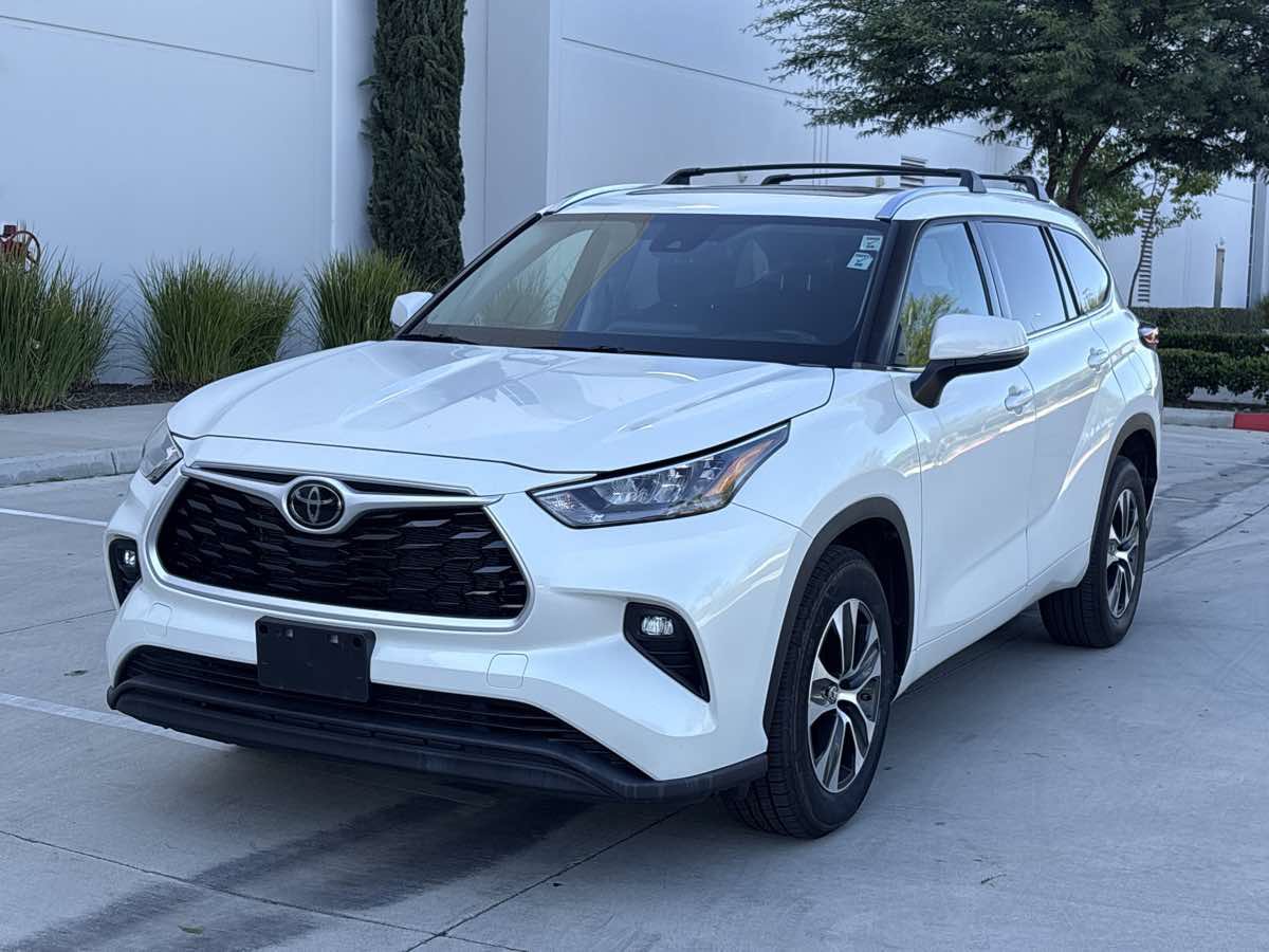 Used 2020 Toyota Highlander XLE FWD image 4