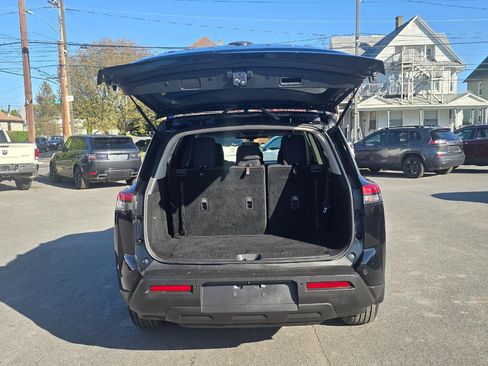Used 2022 Nissan Pathfinder SV AWD/4WD image 19