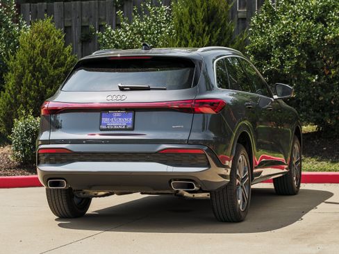 Certified 2025 Audi Q5 Premium AWD/4WD image 3