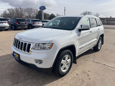 Used 2013 Jeep Grand Cherokee Laredo w/ Laredo E Group image 8